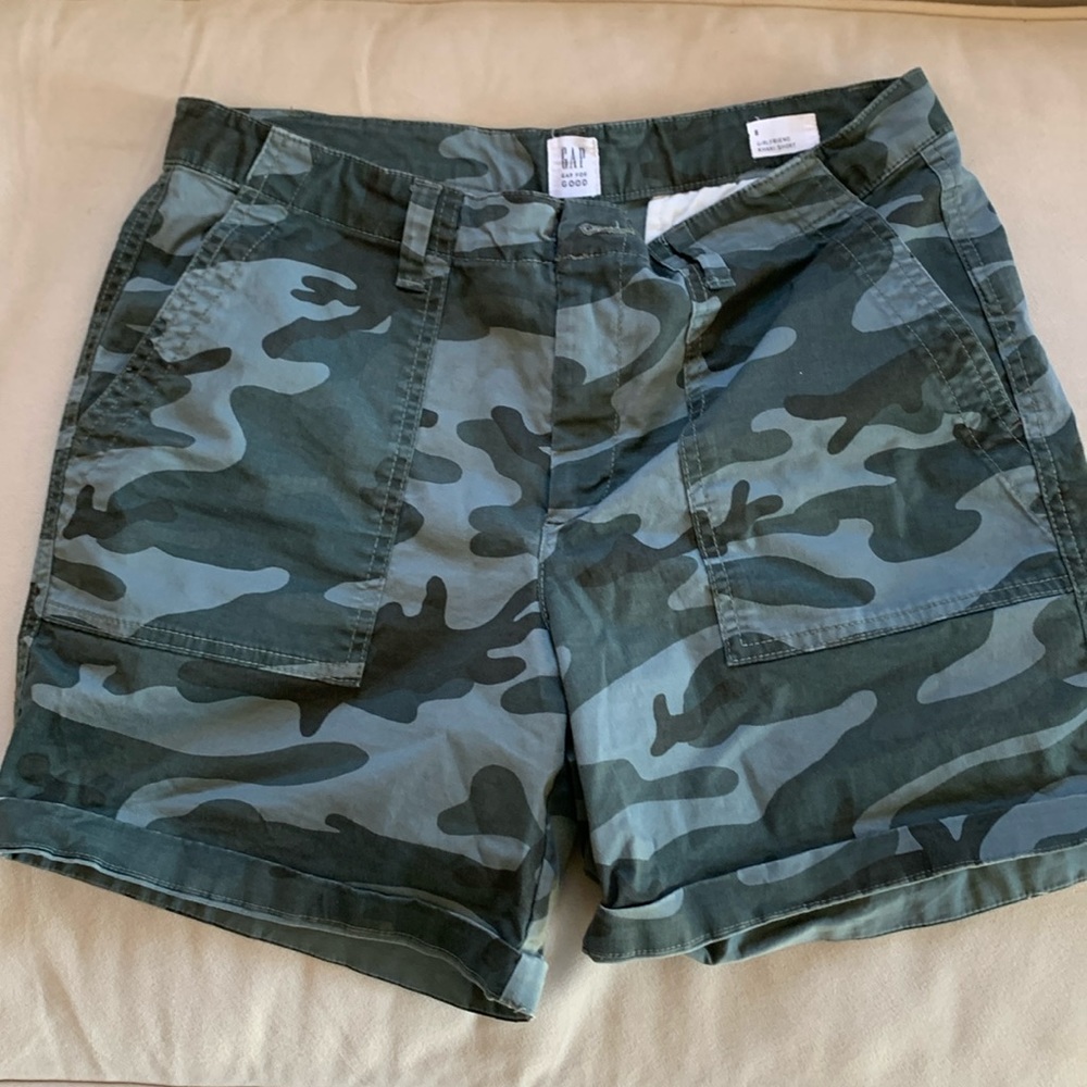 Gap girlfriend khaki shorts 8 like new